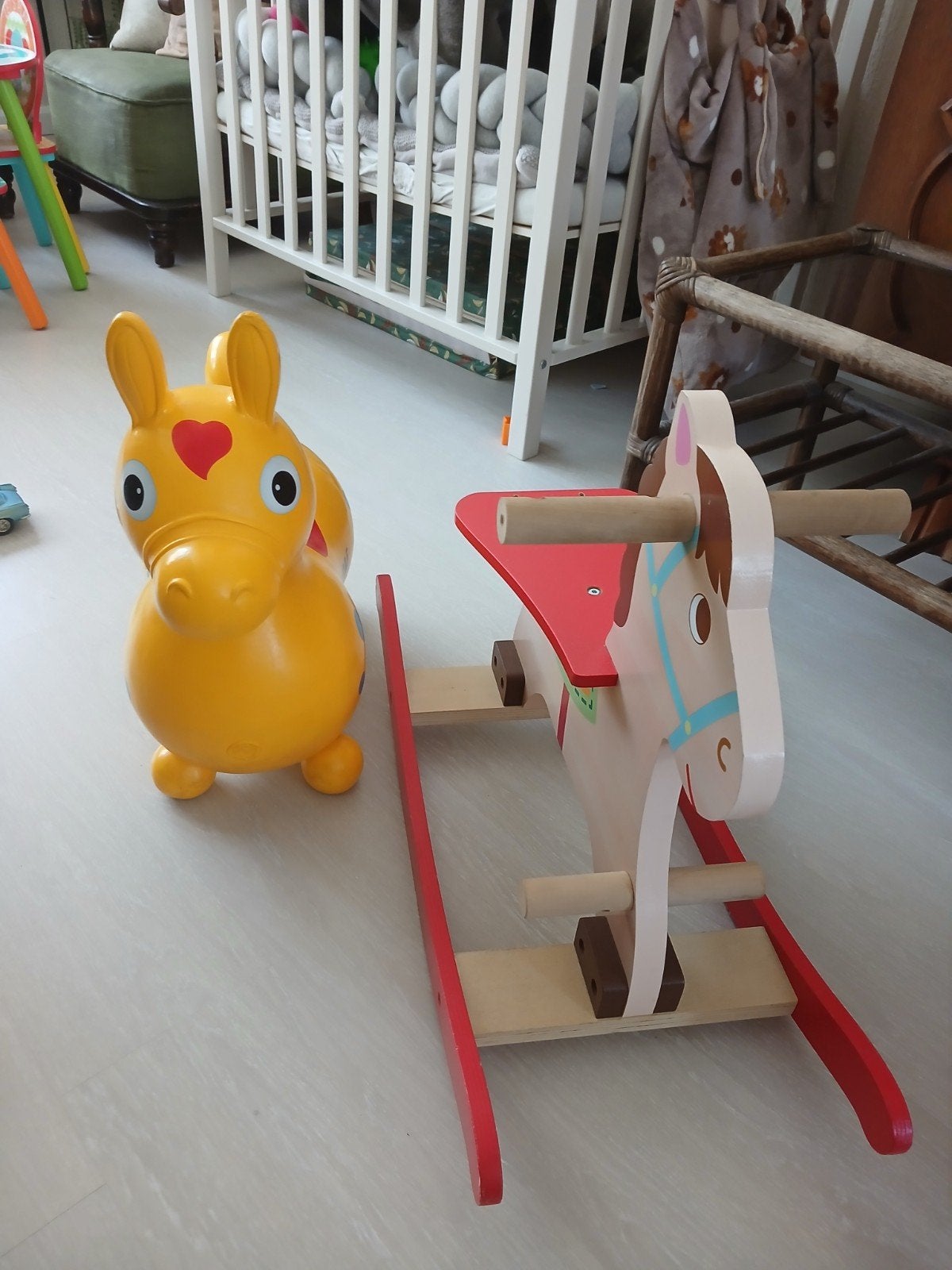 Cheval a bascule en bois et Rody en plastique, Enlèvement, Utilisé