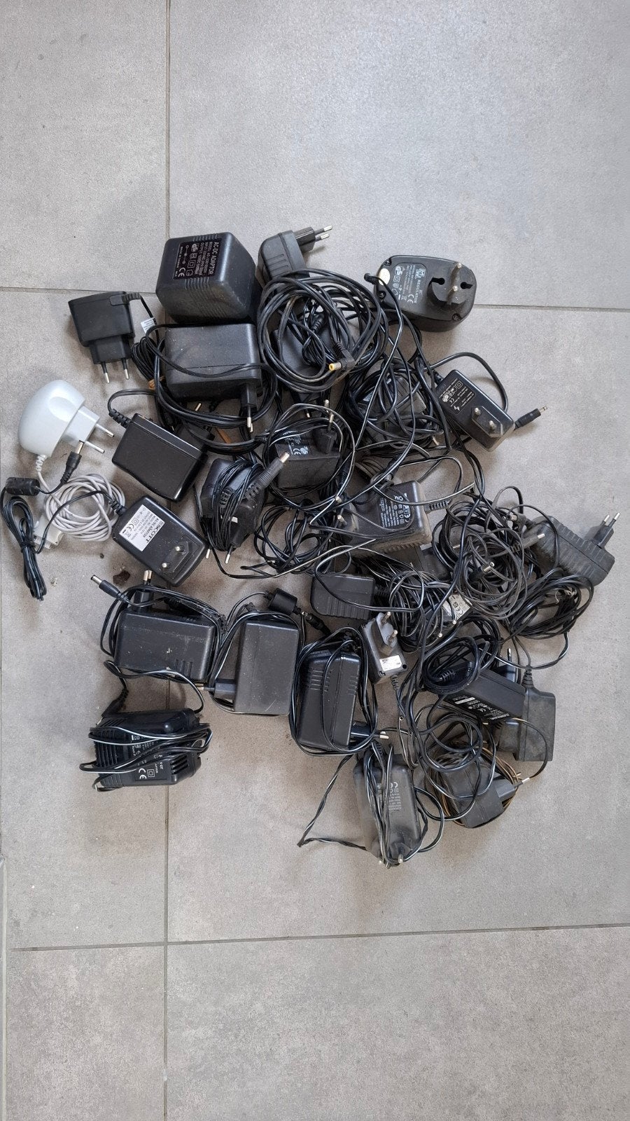 Lot d'une quarantaine de chargeurs tel mobile / informatique, Télécoms, Enlèvement ou Envoi