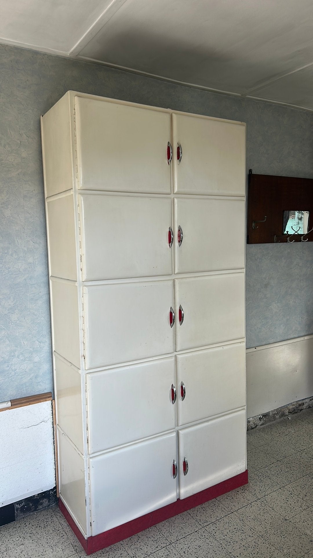 Armoire avec portes, Antiquités & Art, Antiquités | Meubles | Armoires, Enlèvement