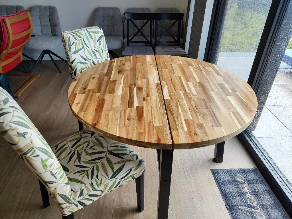 Ikea Skogsta ronde tafel en 2 stoelen, Huis en Inrichting, Ophalen, Zo goed als nieuw