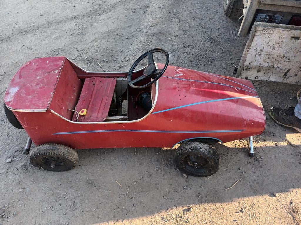 Petite voiture électrique en tôle et 2 petit quad