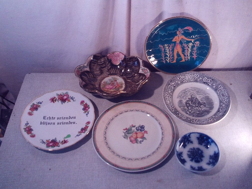 6 assiettes décoratives anciennes en porcelaine et céramique, Enlèvement ou Envoi
