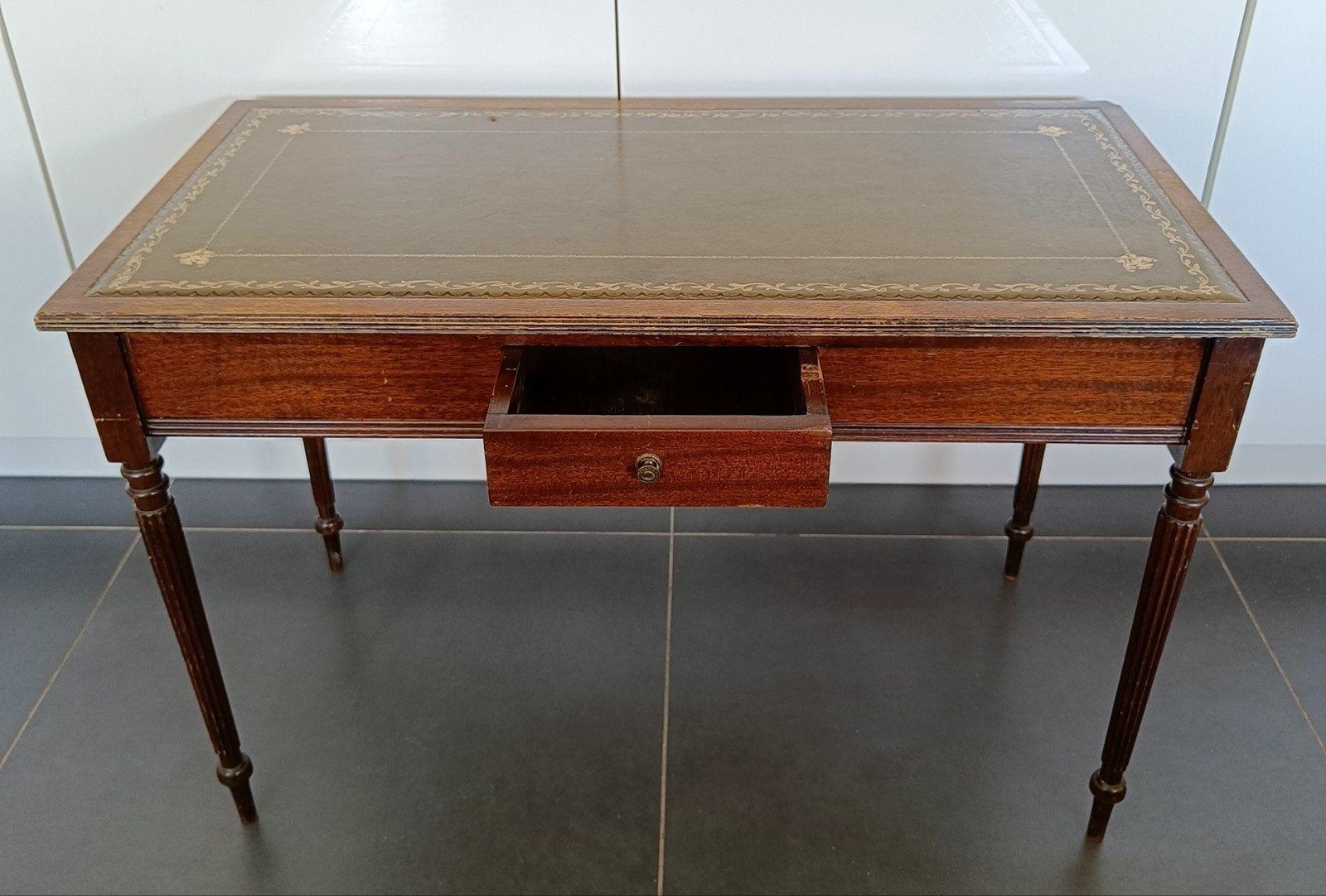 Table d'appoint ancienne avec plateau en cuir et tiroir., Enlèvement