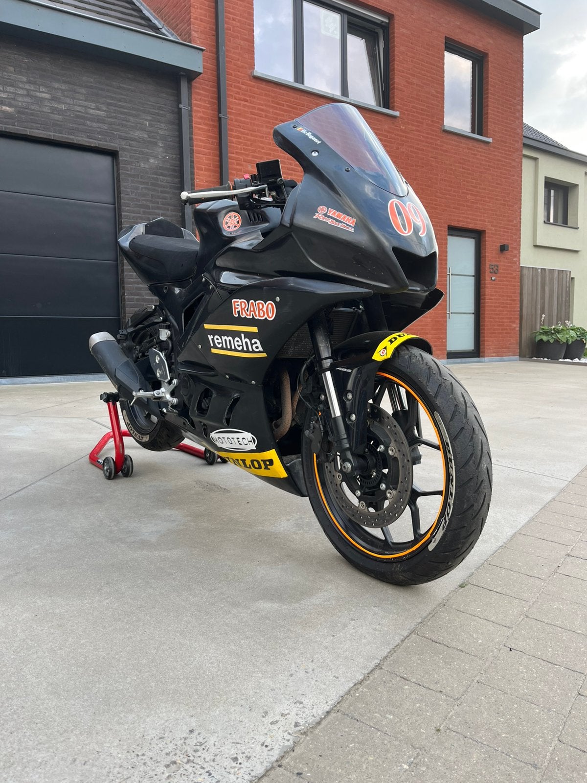 Yamaha YZFR3, Motos, Entreprise