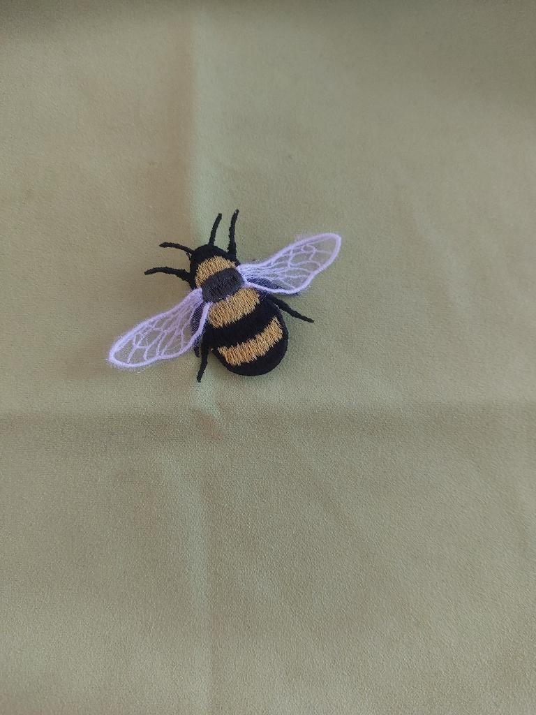 Bourdon en dentelle monté en broche., Neuf, Enlèvement ou Envoi, 7 à 10 cm, Autres couleurs