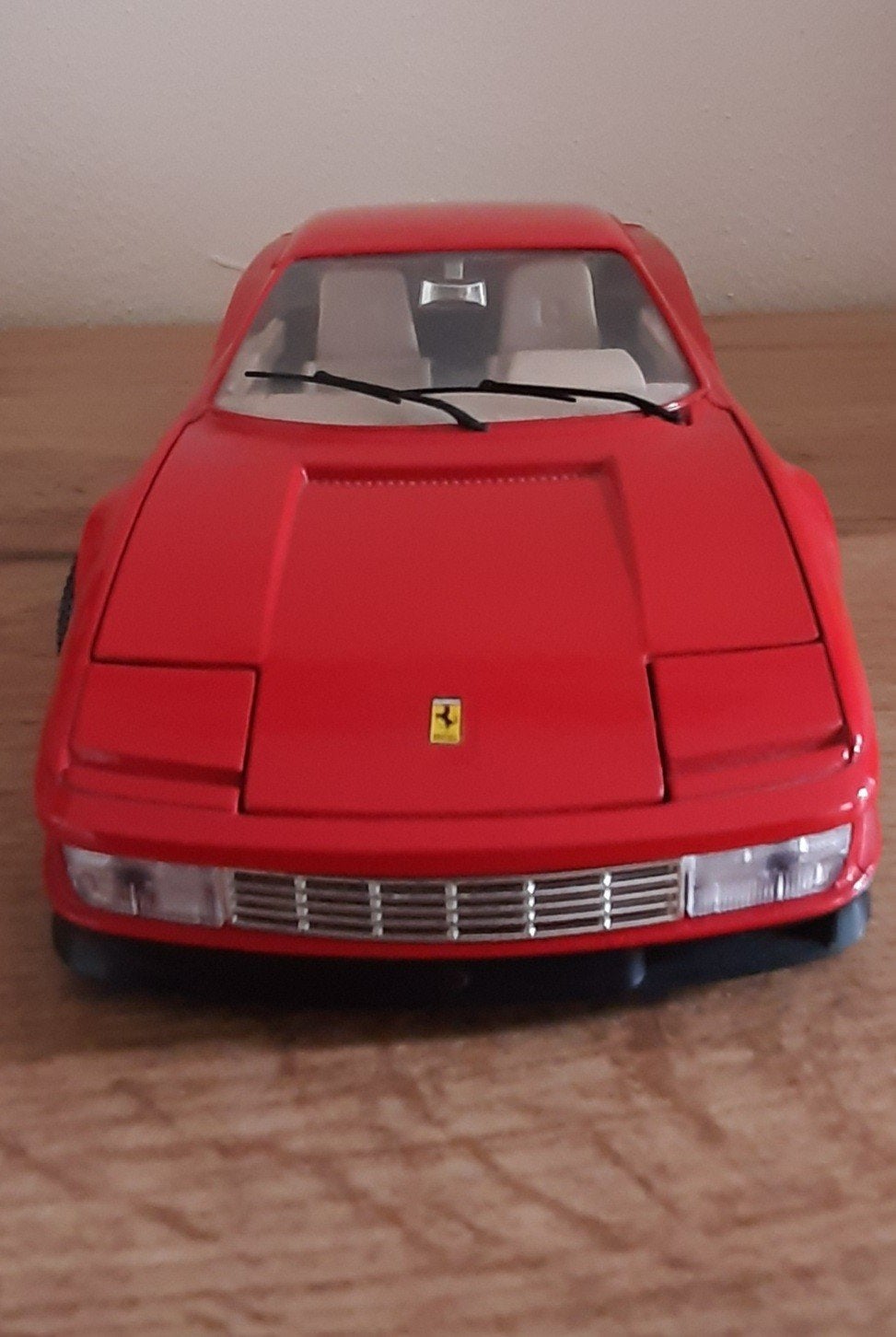 Ferrari Testarossa 1984 rouge (1:18)
toujours dans la vitrin, Enlèvement