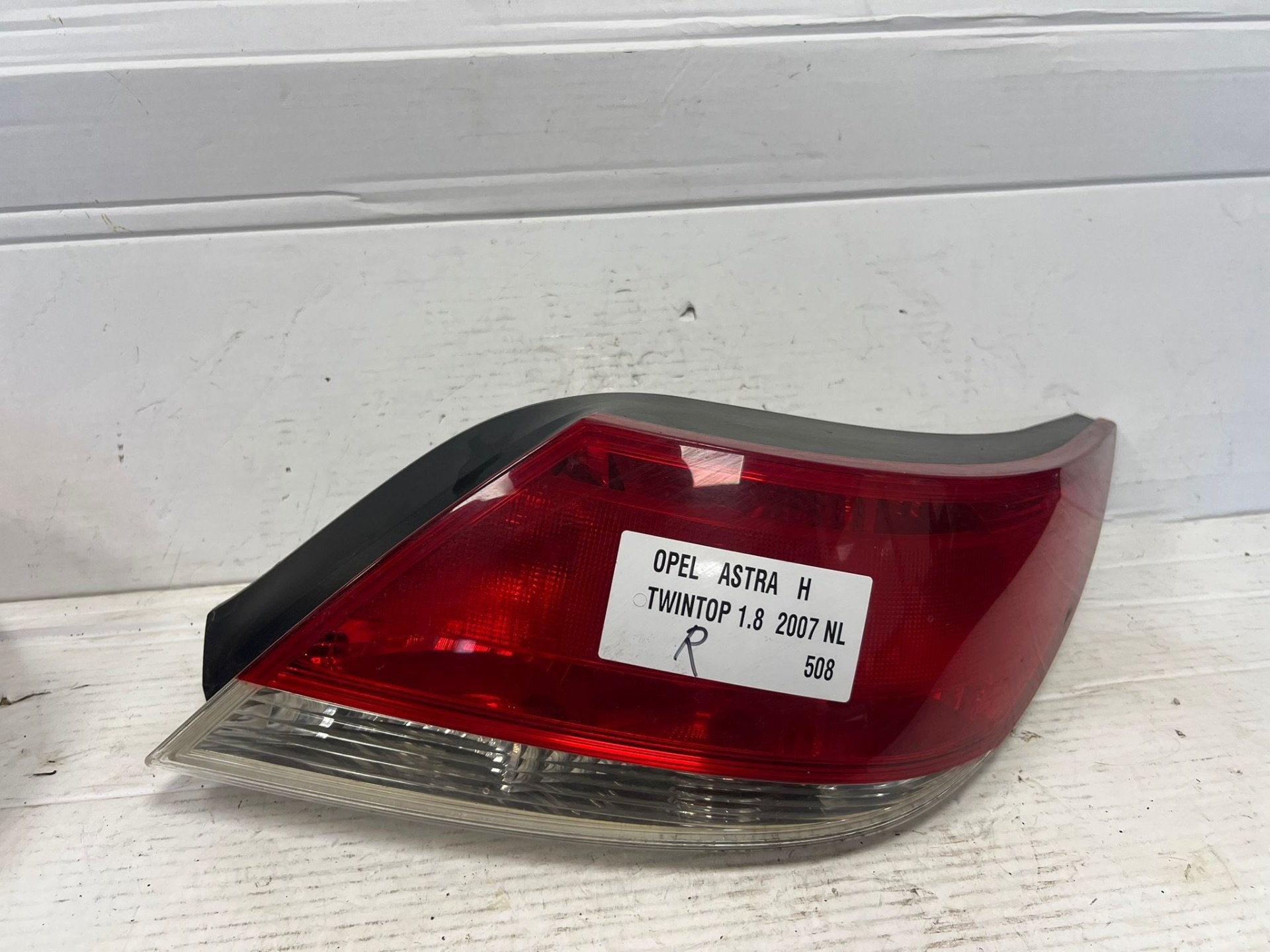 Feu arri re droit rouge pour Opel Astra H TwinTop (2006-2010, Opel Automobile GmbH, Opel, Bahnhofsplatz 1
65423  Russelsheim am Main, DE