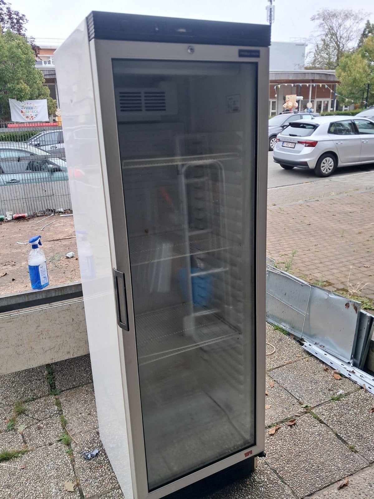Koelkast voor drankjes, Ophalen