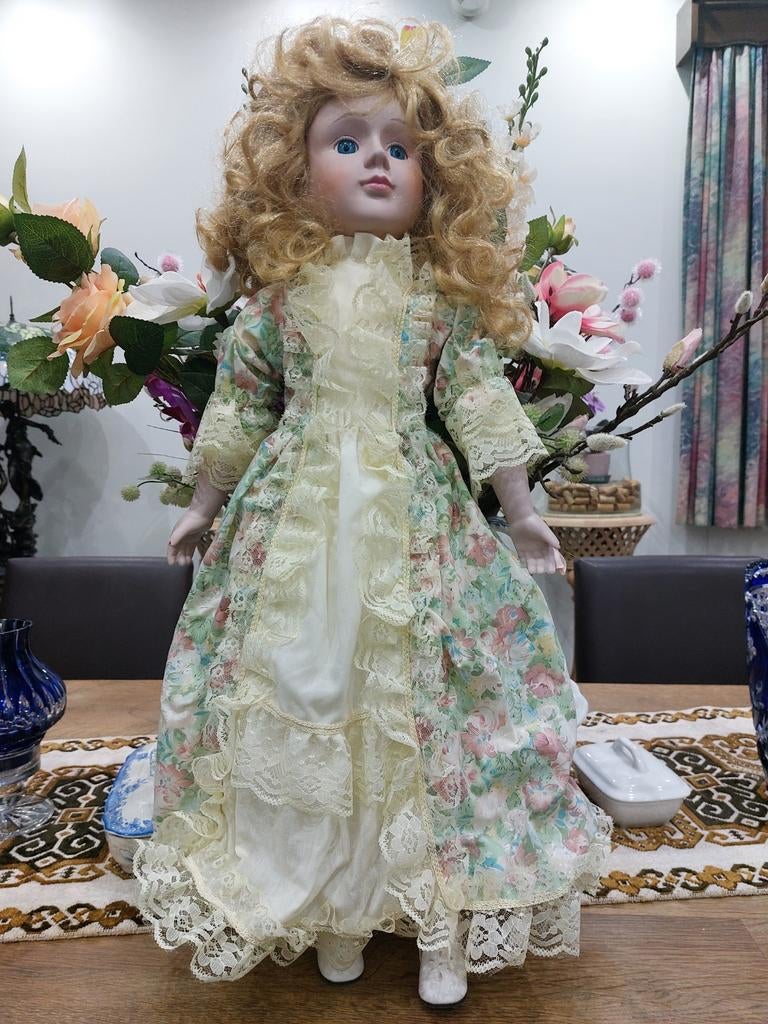 Poupée en porcelaine, Ophalen, Zo goed als nieuw, Pop