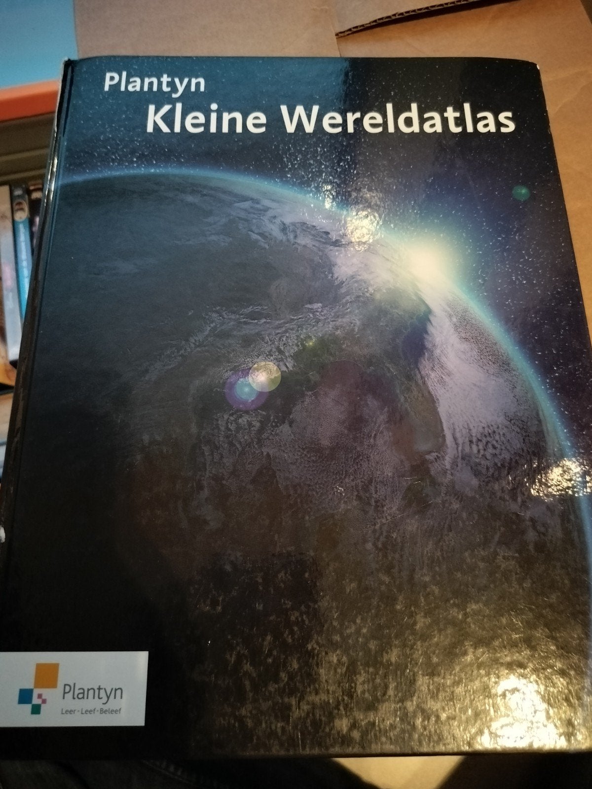 Kleine Wereldatlas, Enlèvement ou Envoi, Dirk Vanderhallen