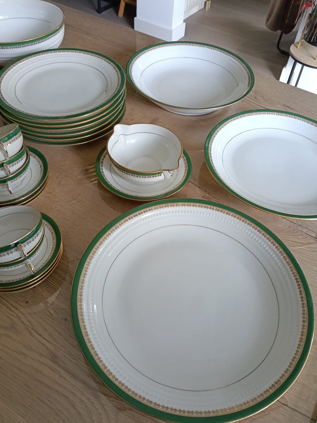 Groen met wit servies, Ophalen