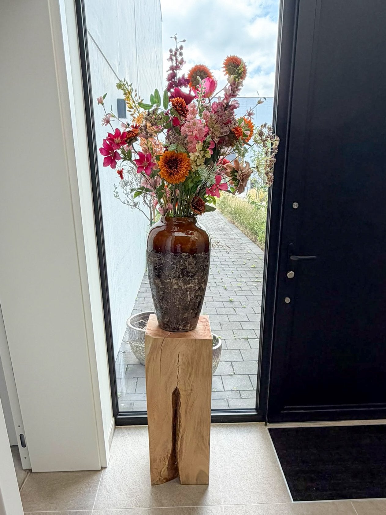 Satijnen bloemen in keramische vaas op houten pilaar, Enlèvement, Comme neuf
