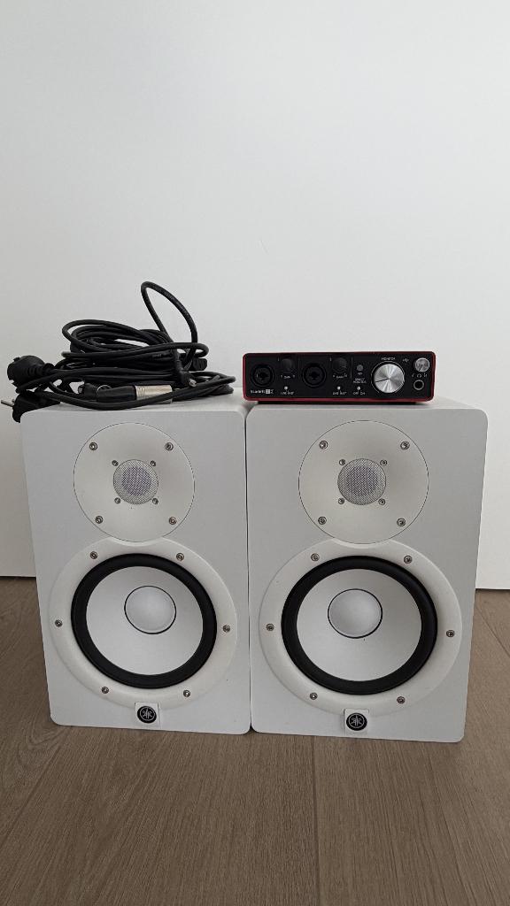 Yamaha HS7W (paar, wit) + Focusrite Scarlett 2i2, Audio, Tv en Foto, Luidsprekerboxen, Ophalen, Gebruikt, Front, Rear of Stereo speakers
