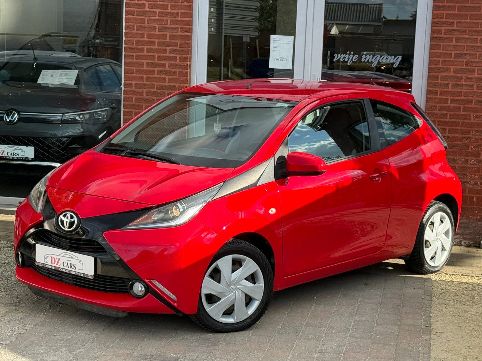 TOYOTA AYGO 1.0I 69CH |NAVIGATION | CLIME | BLUETOOTH |LED, Autos, Rouge, Euro 5, Achat, Entreprise