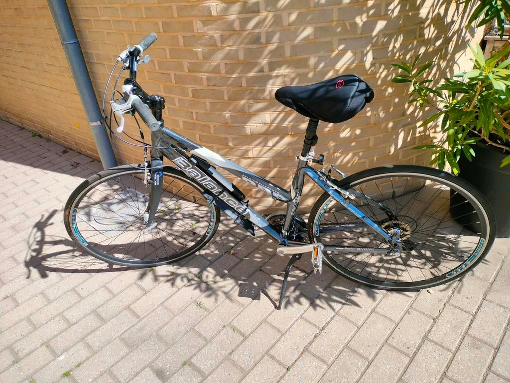 Sportieve fiets met dunne banden en shimano versnellingen, Ophalen, Zo goed als nieuw