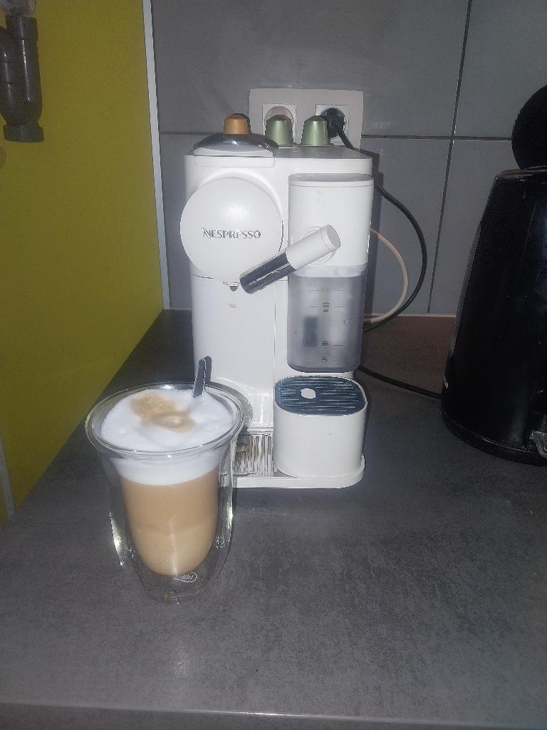 Delonghi Nespresso met melkopschuimer, Elektronische apparatuur, Ophalen, Koffiepads en cups, Zo goed als nieuw, Afneembaar waterreservoir