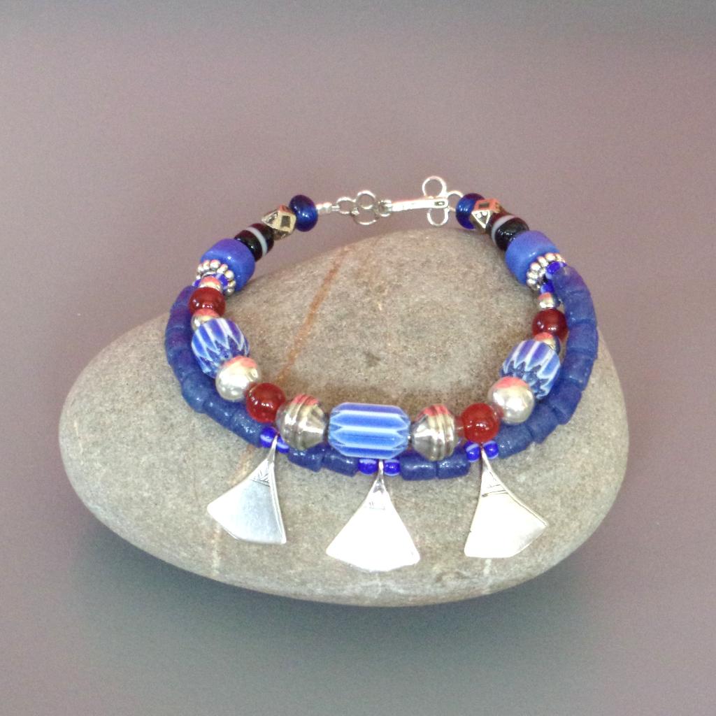 Armband 2 rijen met visgraatkralen, Toeareg kralen en agaat, Handtassen en Accessoires, Armbanden, Met bedels of kralen, Blauw