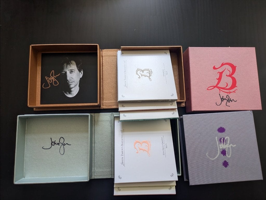 John Zorn – Bagatelles – 4 coffrets signés, CD & DVD, CD | Jazz & Blues, Enlèvement, Coffret, Jazz, Premier pressage