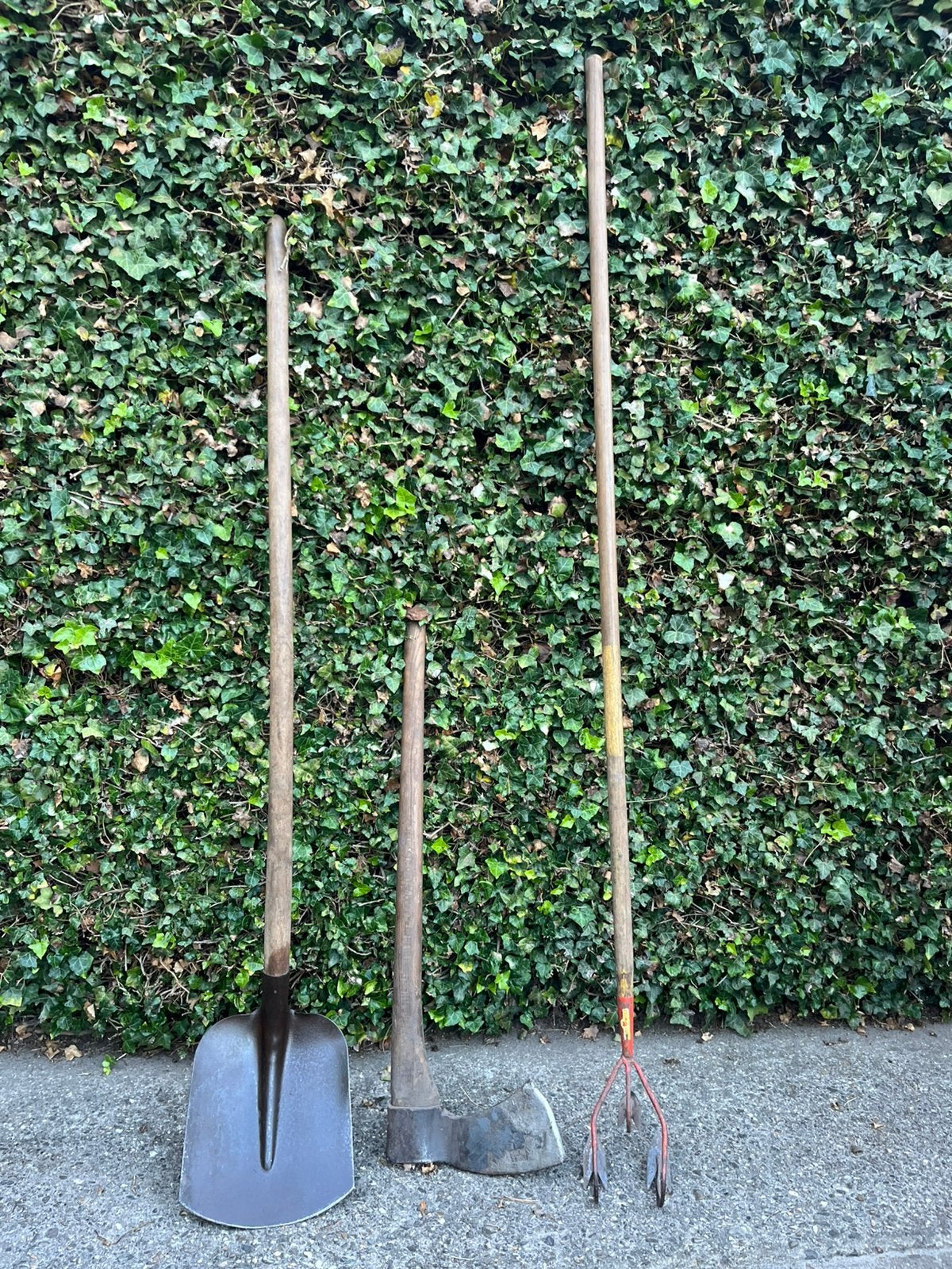 Schop,bijl en een krabber. €10 per stuk., Jardin & Terrasse, Outils à main, Enlèvement, Comme neuf, Hache