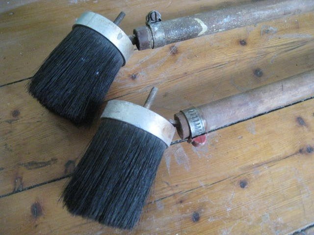 2 pinceaux, diamètre 6 cm, longueur du manche 75 cm., Enlèvement