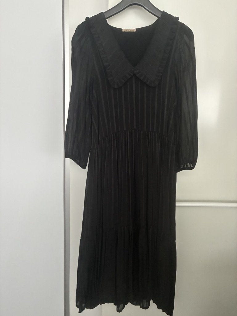 Zwart lang kleed van Stella Nova Copenhagen maat 34, Zwart, Zo goed als nieuw, Maat 34 (XS) of kleiner, Onder de knie