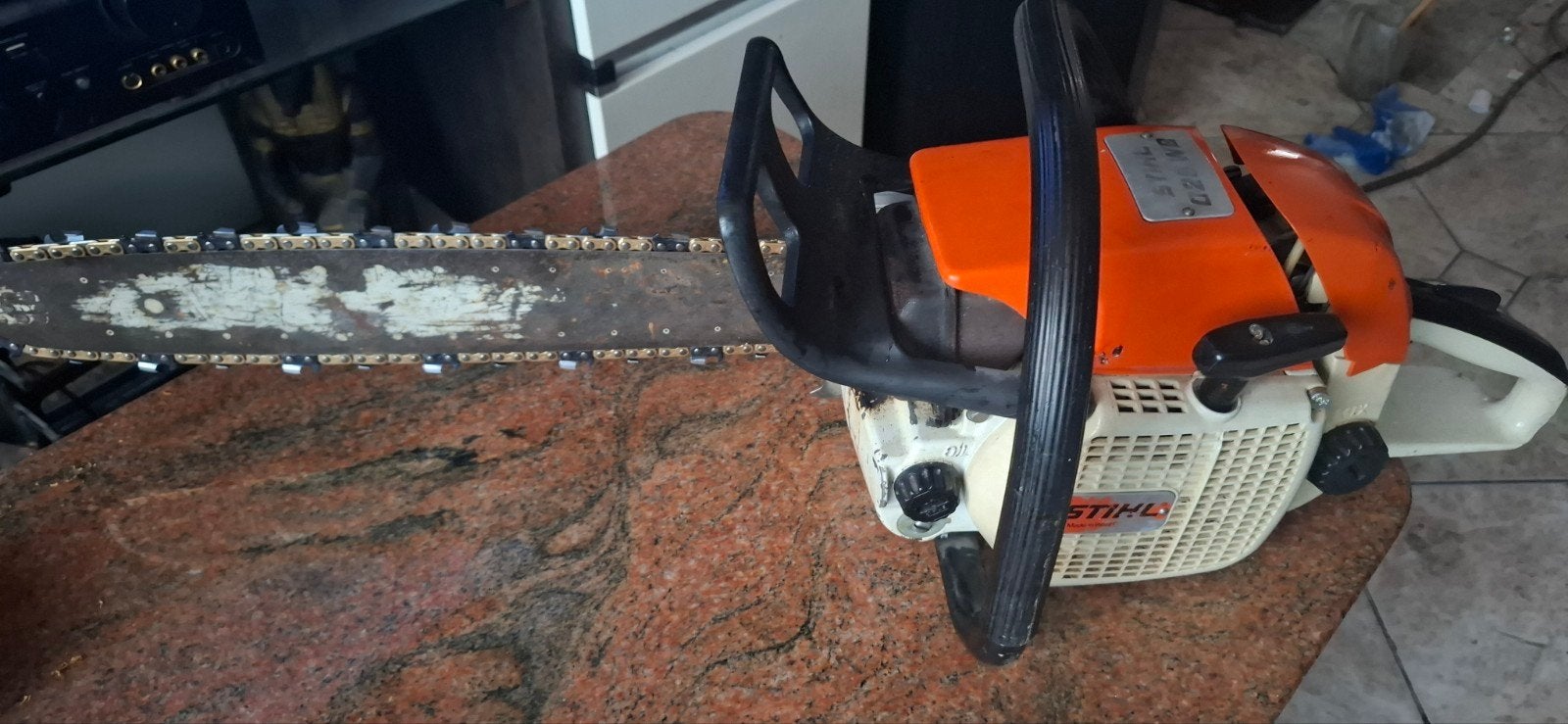 tronçonneuse stihl 028WB.  Nouvelle chaîne, Enlèvement