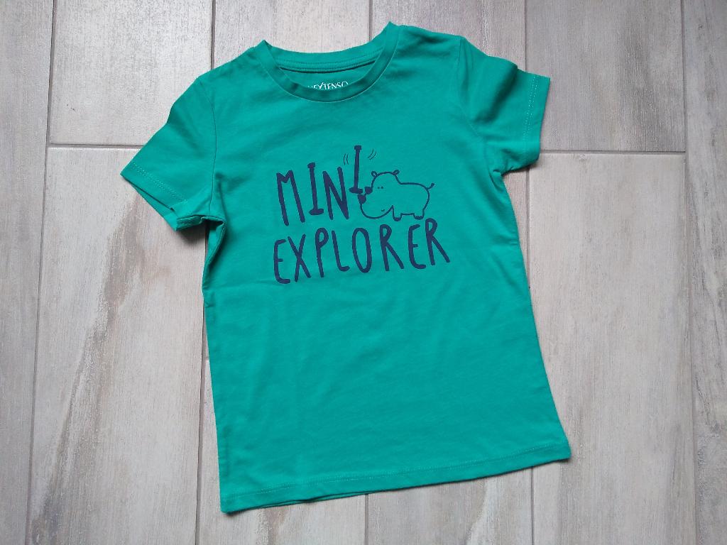 ★ M104 - T-Shirt mini explorer, Kinderen en Baby's, Kinderkleding | Maat 104, Ophalen of Verzenden, Zo goed als nieuw, Jongen