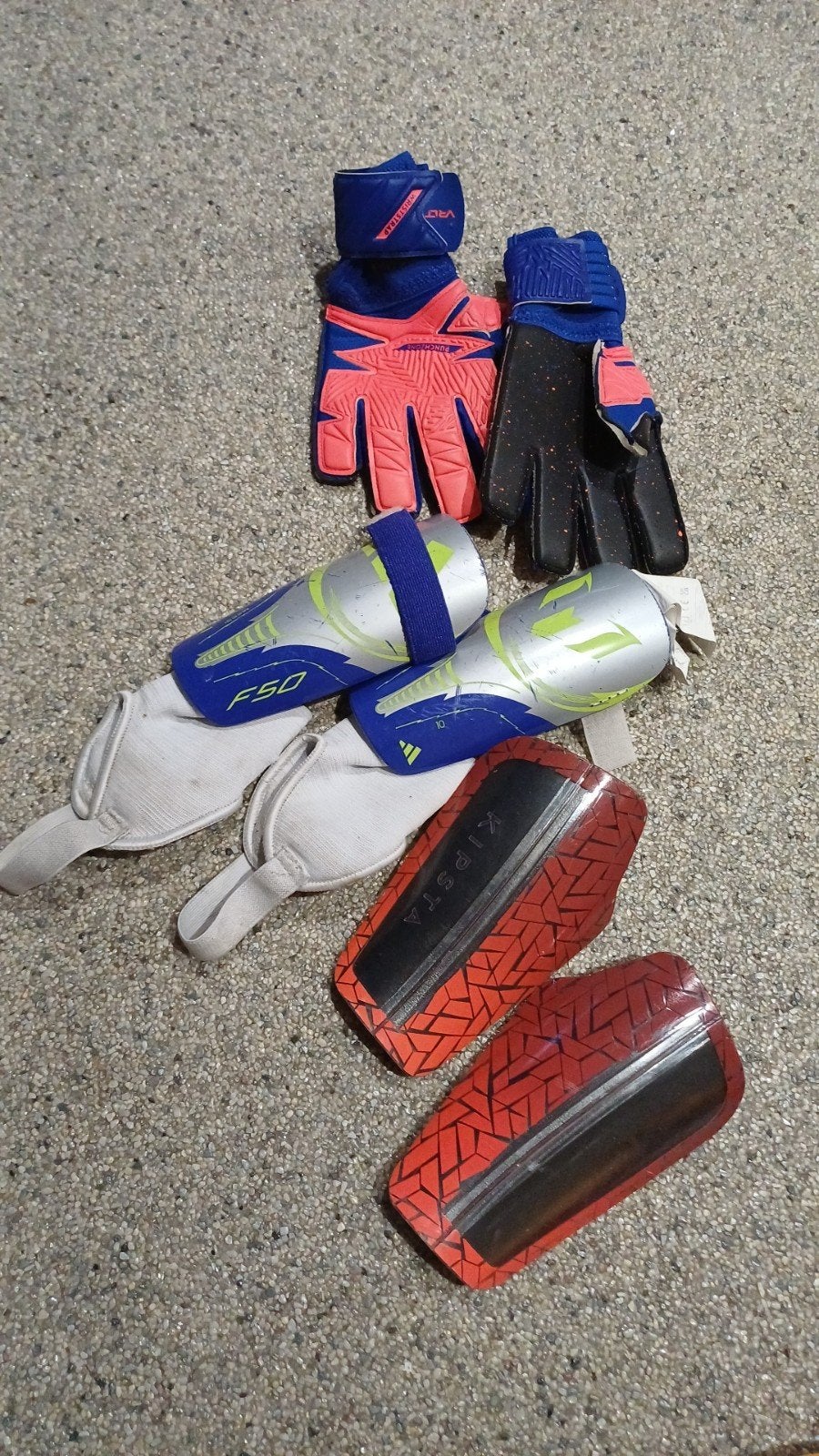 Voetbalset, voetbalschoenen voetbalscheenlap,voetbalhandsch, Sport en Fitness, Overige Sport en Fitness, Ophalen
