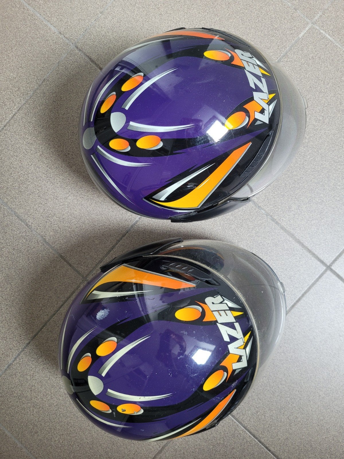 2 motohelmen, Enlèvement, Lazer