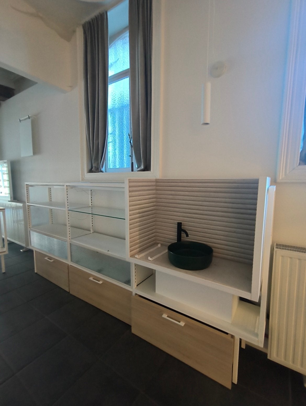 Wandrek met lavabo en verlichting van Helbig, Enlèvement