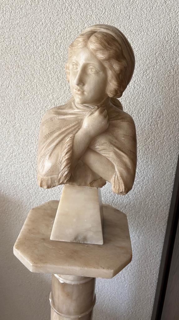 Antiek Italiaans carrara marmeren beeld met zuil - Vrouw, Antiquités & Art, Art | Sculptures & Bois, Statue, Matériau naturel