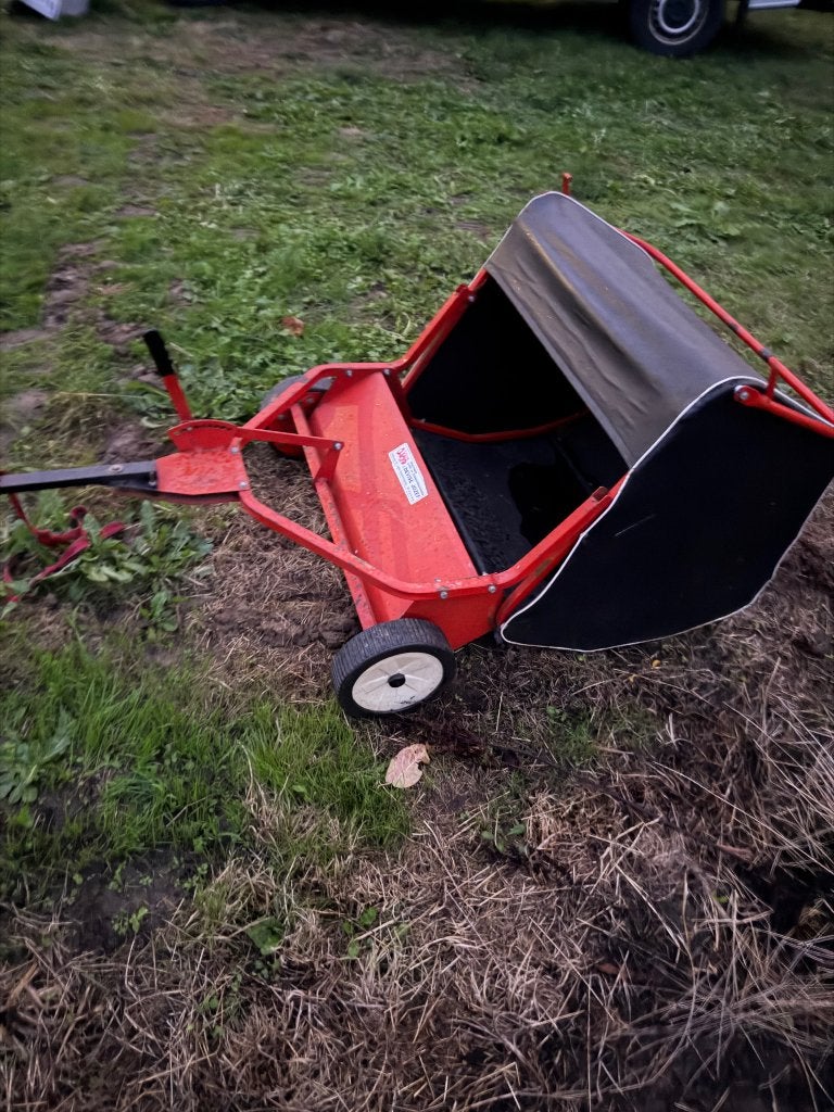 ***als nieuwe bladeren opveegmachiene met opvangbak***