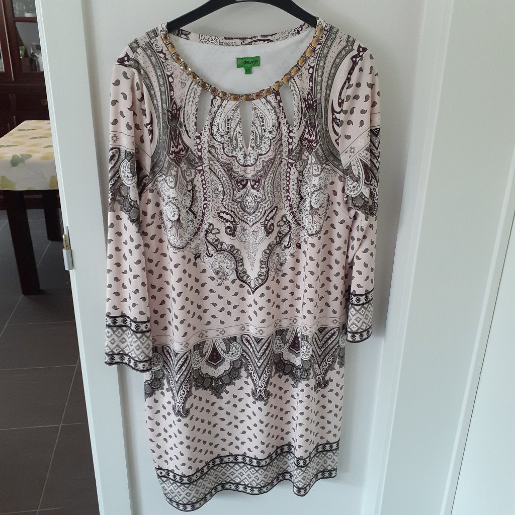 K-DESIGN Recht kleedje met steentjes Maat: XXL Prijs: € 8, K-design, Maat 46/48 (XL) of groter, Ophalen of Verzenden, Knielengte