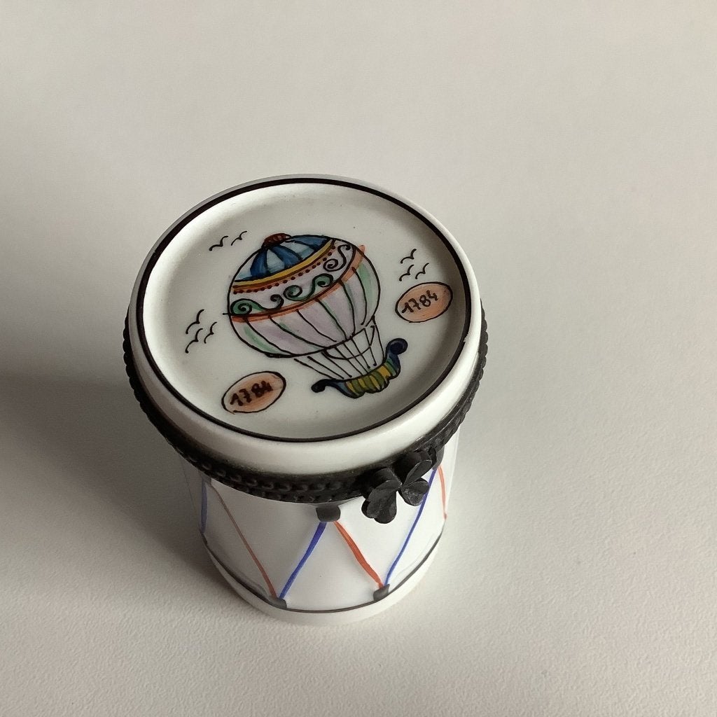 Belle boîte à pilules en porcelaine avec montgolfière, Enlèvement ou Envoi
