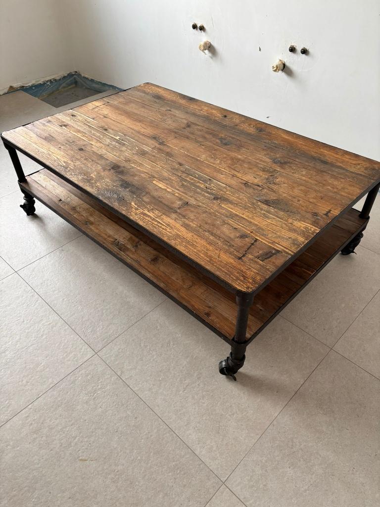 Salontafel in hout en staal op wieltjes, Huis en Inrichting, Ophalen, 100 tot 150 cm, 50 tot 100 cm, Zo goed als nieuw