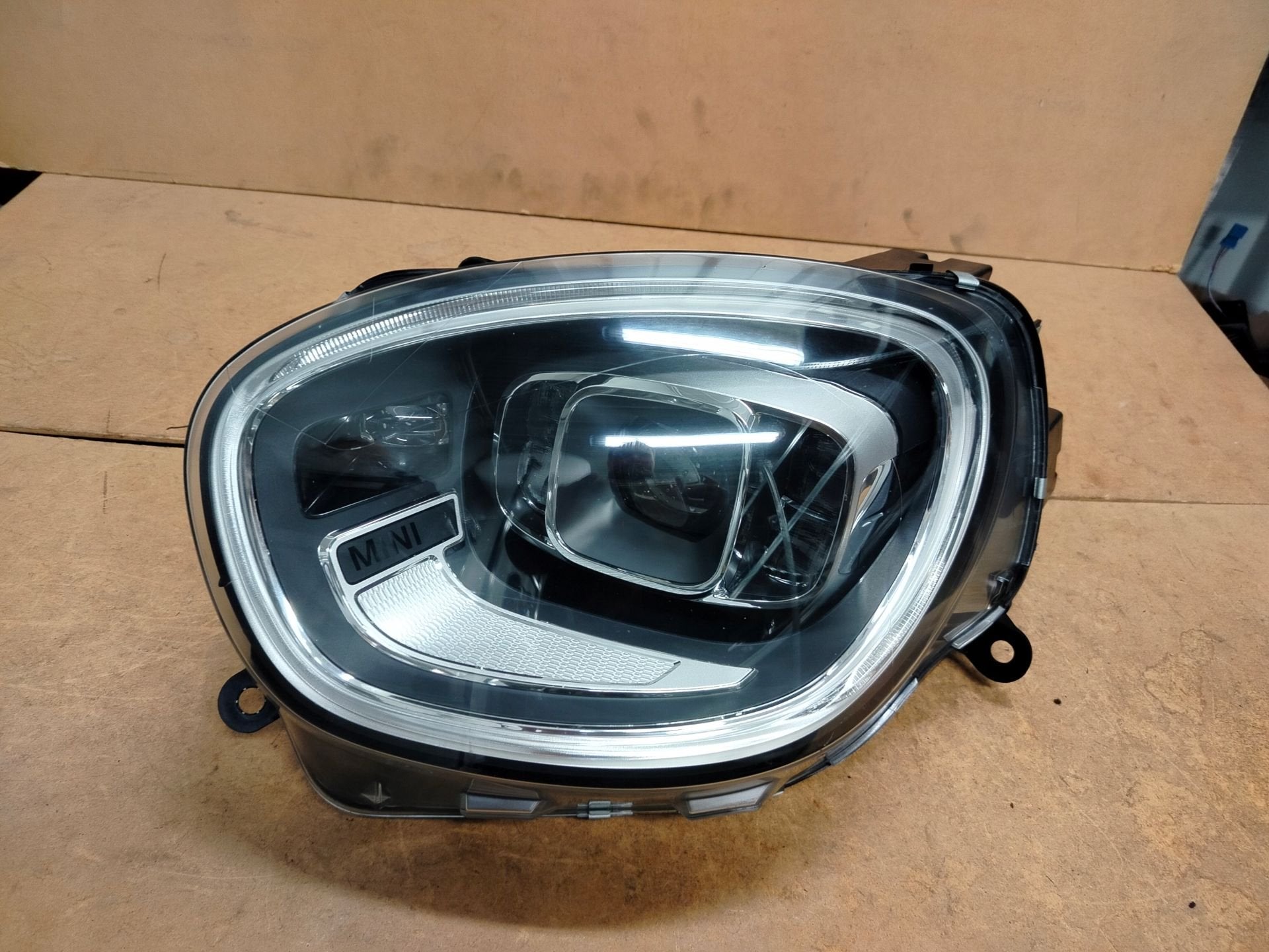 Phare gauche Mini Countryman 5A04D93, Customer.service@mini.co.uk, BMW AG, Petuelring 130
80788  Munich, DE, Mini