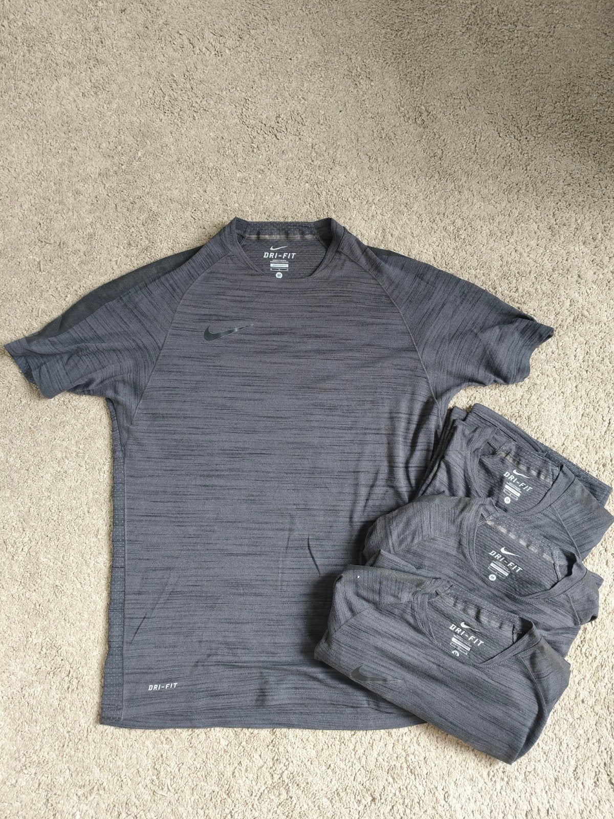 T-shirt NIKE / M / 4 exemplaires / nickel, Vêtements | Hommes, Général, Nike, Comme neuf, Enlèvement