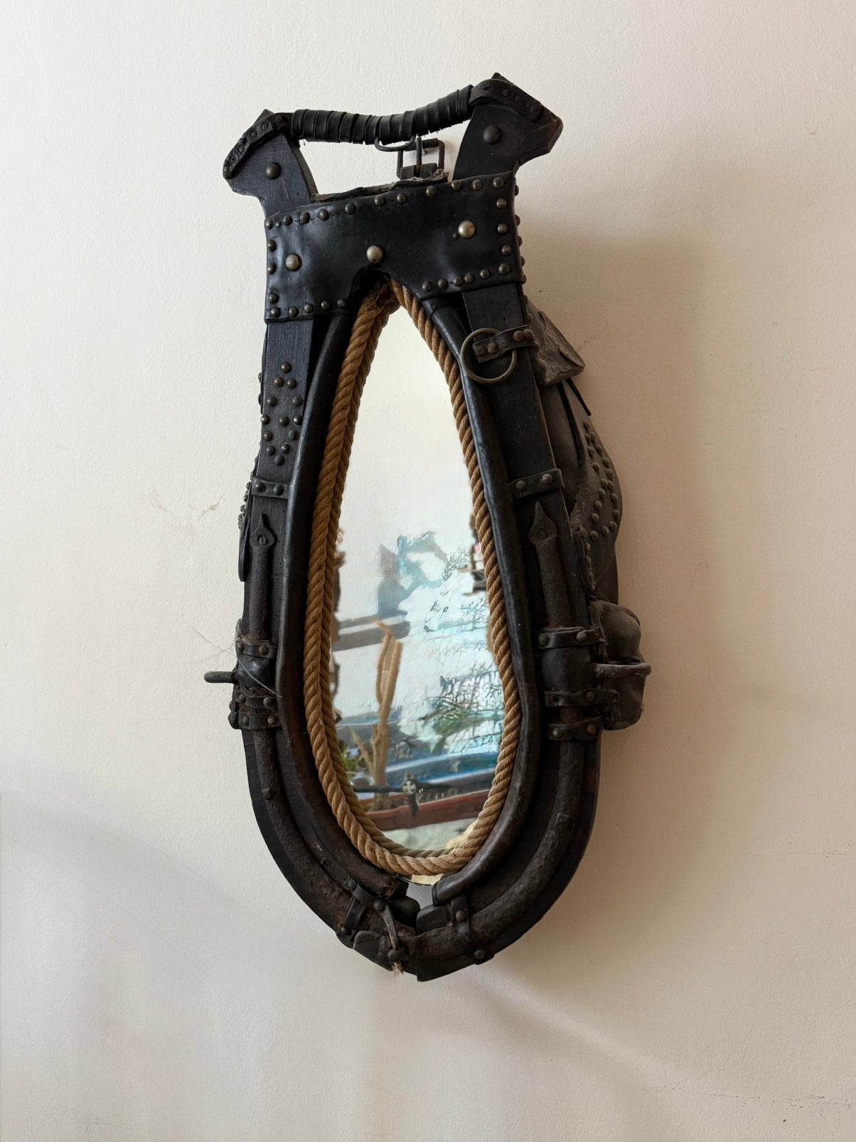 Collier de cheval miroir, Enlèvement, Ovale