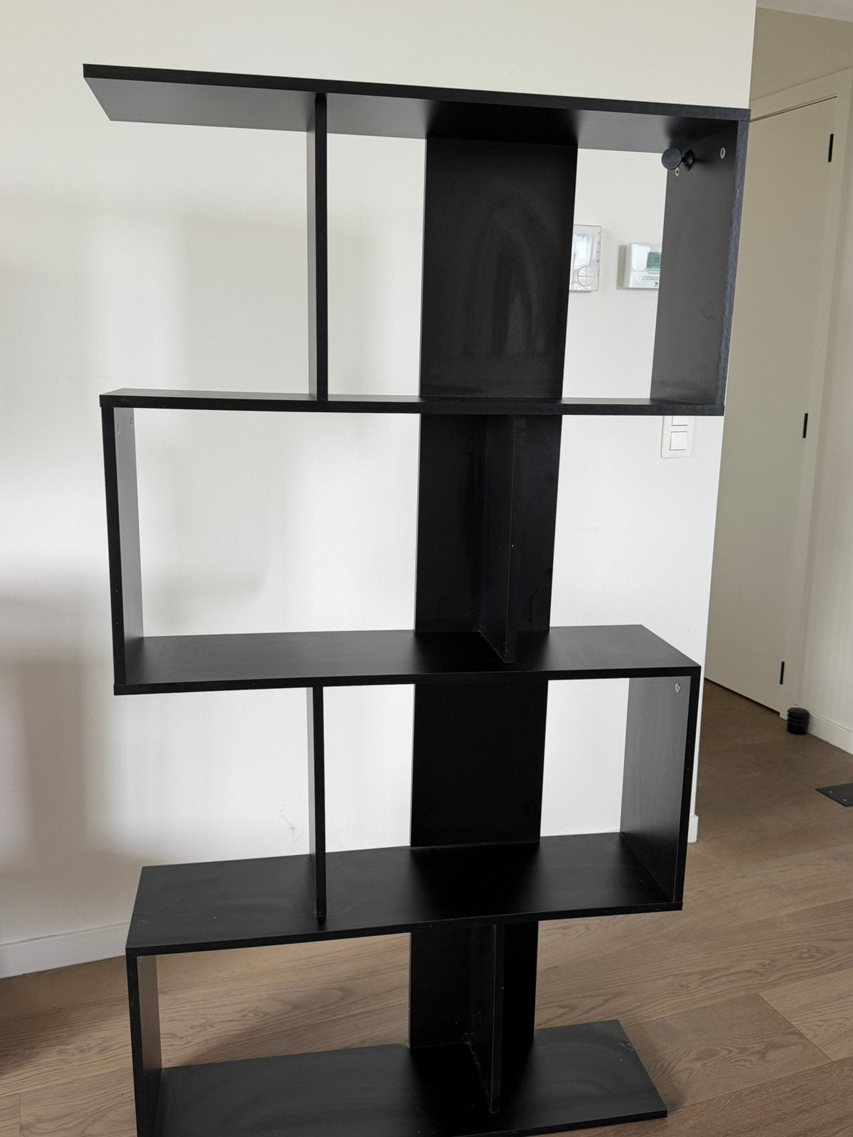 Moderne zwarte roomdivider / boekenkast in zeer goede staat., Ophalen, Zo goed als nieuw