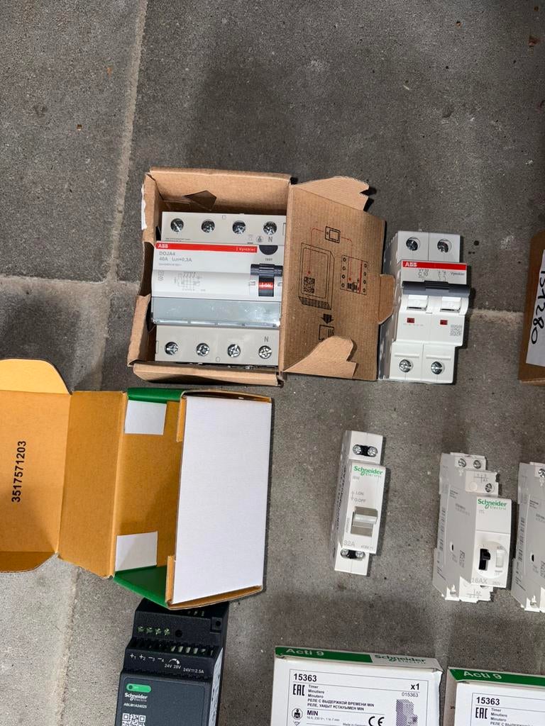 Schneider inpuls, minuterie, ABB differentieel, automaten…, Doe-het-zelf en Bouw, Elektriciteit en Kabels, Ophalen, Zo goed als nieuw