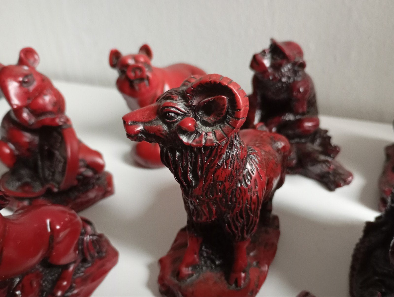 Rode Set Chinese Astrologie Beeldjes – Feng Shui / Hars, Antiek en Kunst, Kunst | Beelden en Houtsnijwerken, Ophalen of Verzenden