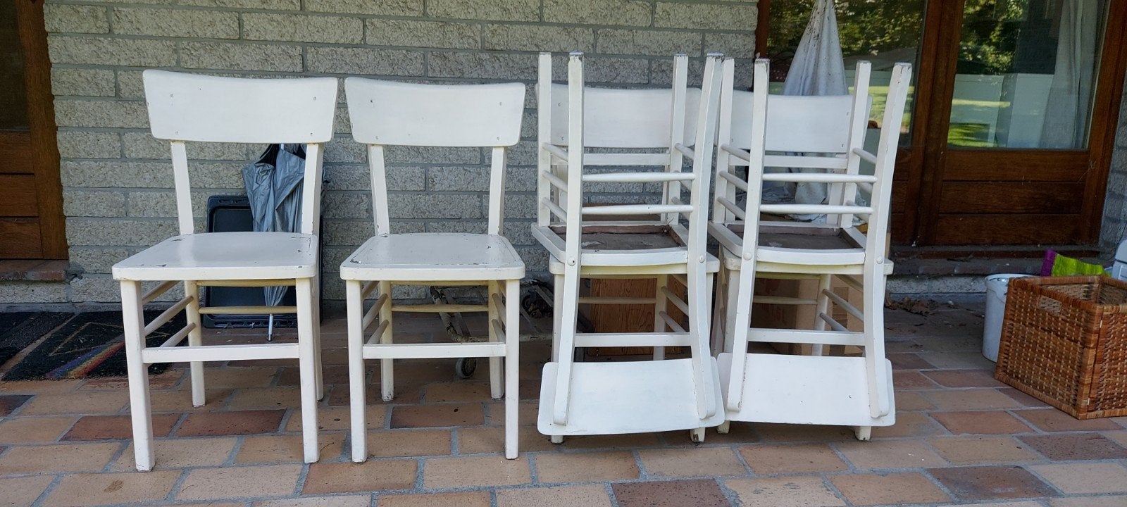 Chaises en bois, Enlèvement