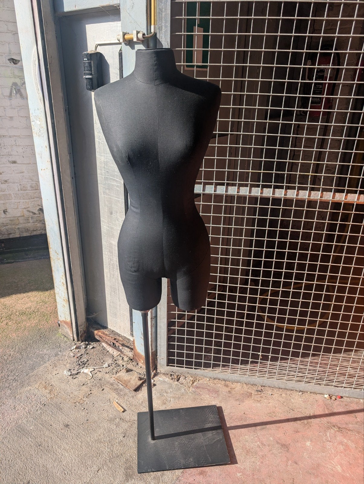 Bustes en tissu noir sur pied en métal, Enlèvement, Utilisé, Mannequin