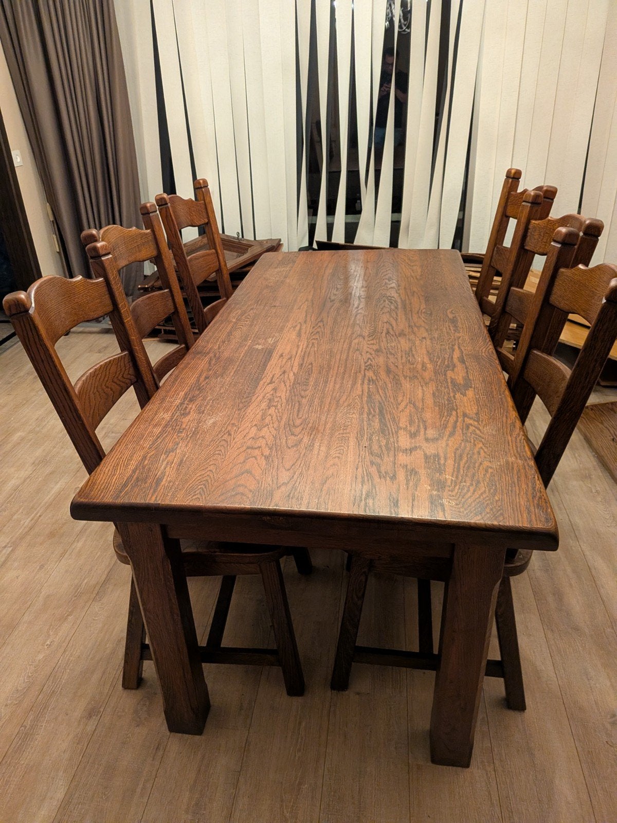 Tafel en stoelen, Ophalen