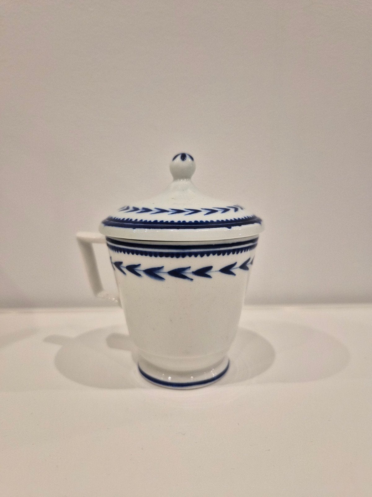Empire creamer met kolf in Doornik-porselein, Antiek en Kunst, Verzenden