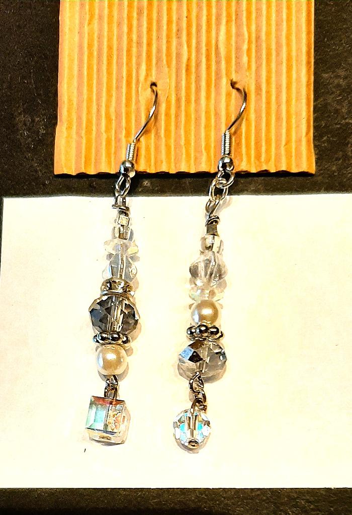 Te koop: Nieuw!!Mooie zilverkleurige asymetrische oorbellen., Bijoux, Sacs & Beauté, Boucles d'oreilles, Neuf, Enlèvement, Argent