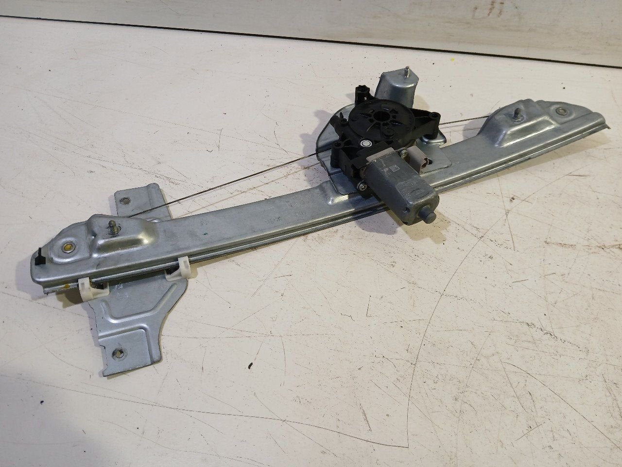 Raammechaniek elektrisch links voor Citroën C3, Onderdelen@venauto.nl, Van der Ven Autorecycling B.V., Ettenseweg 76, 4706 PB Roosendaal, The Netherlands