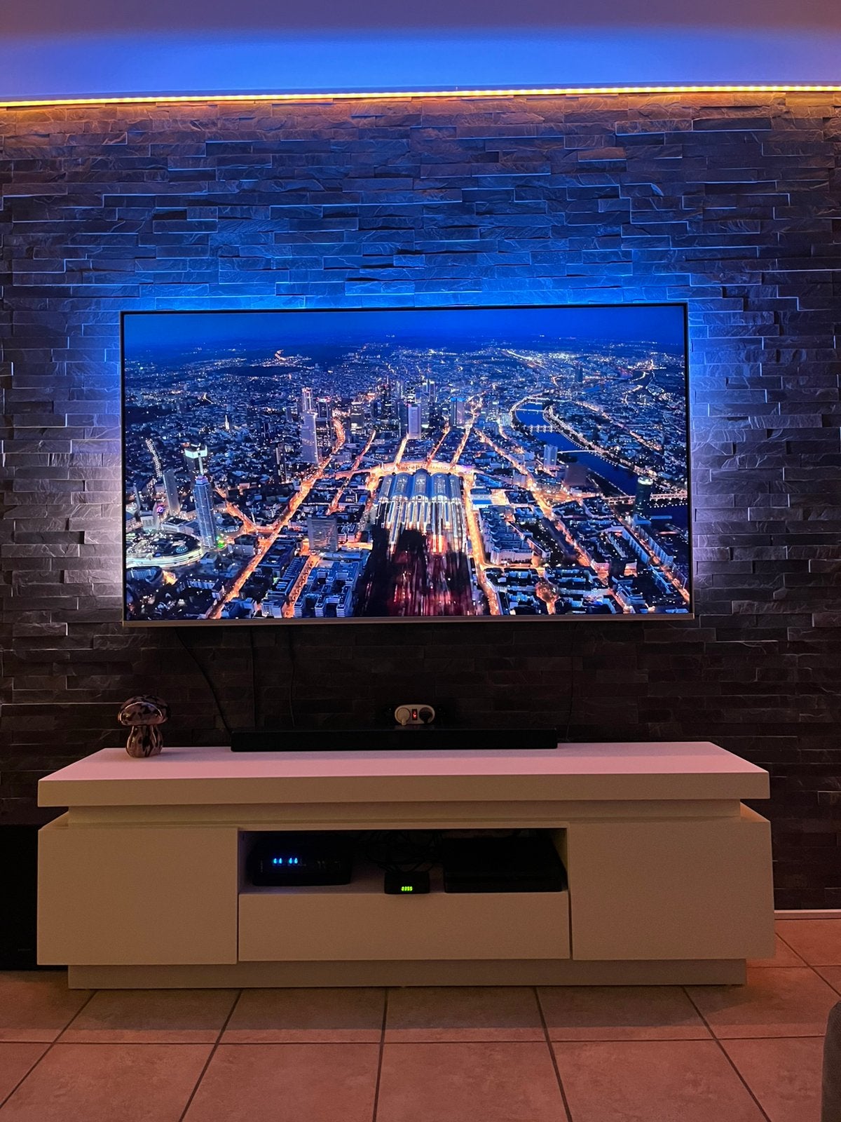 Philips Ambilight 70" 4K UHD smart-tv van 177 cm, Ophalen, Philips, Zo goed als nieuw, 4k (UHD)
