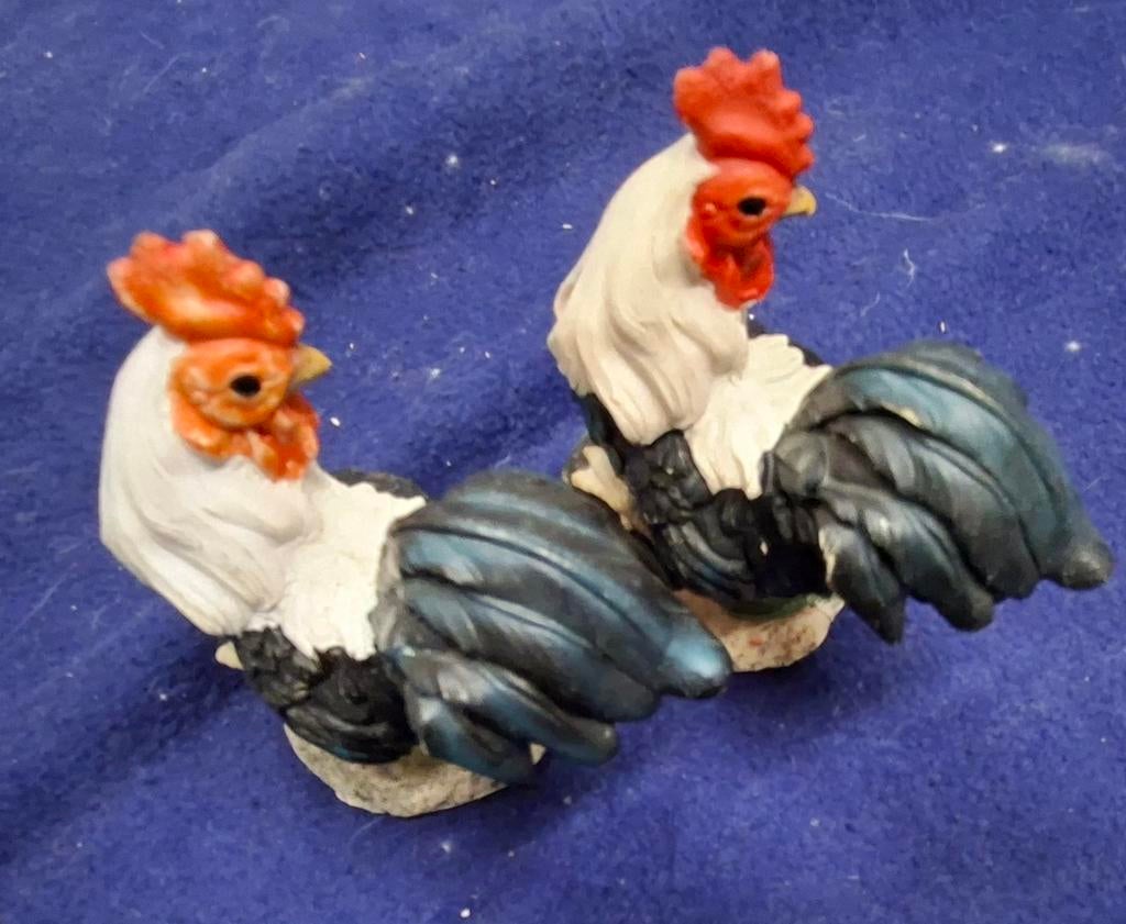 2 bisquit hanen beeldjes, Ophalen of Verzenden, Gebruikt, Dier