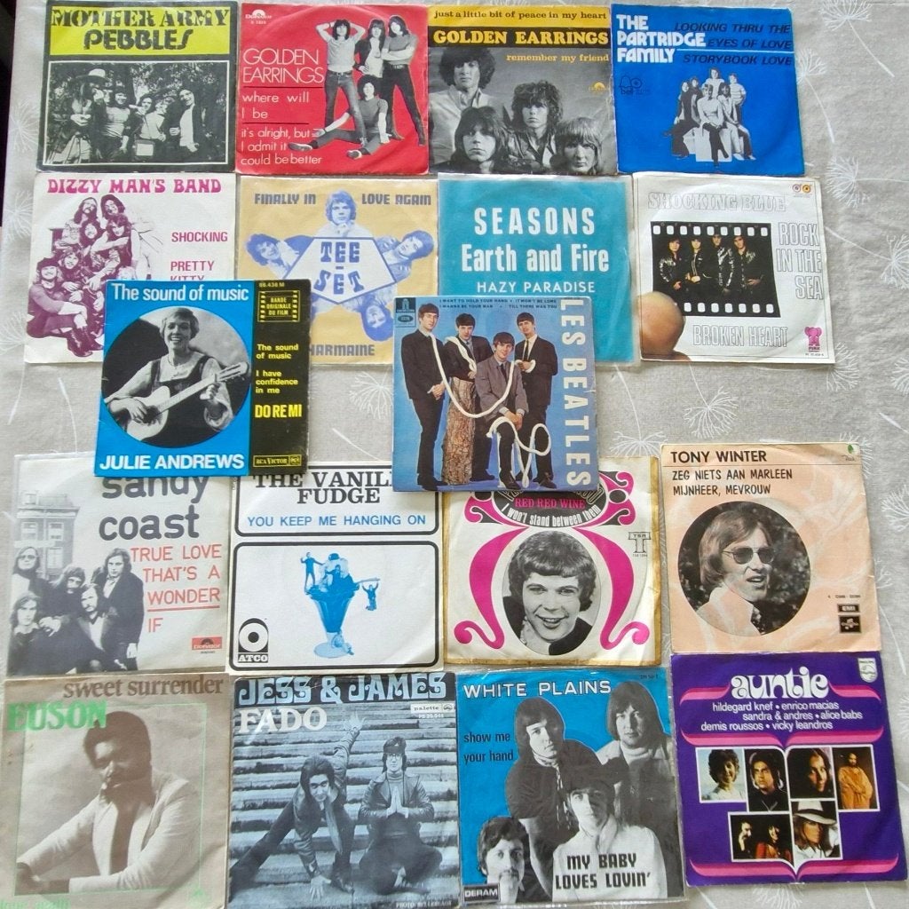 007 beatles shocking blue t set pebbles vanilla G Earring, Enlèvement ou Envoi